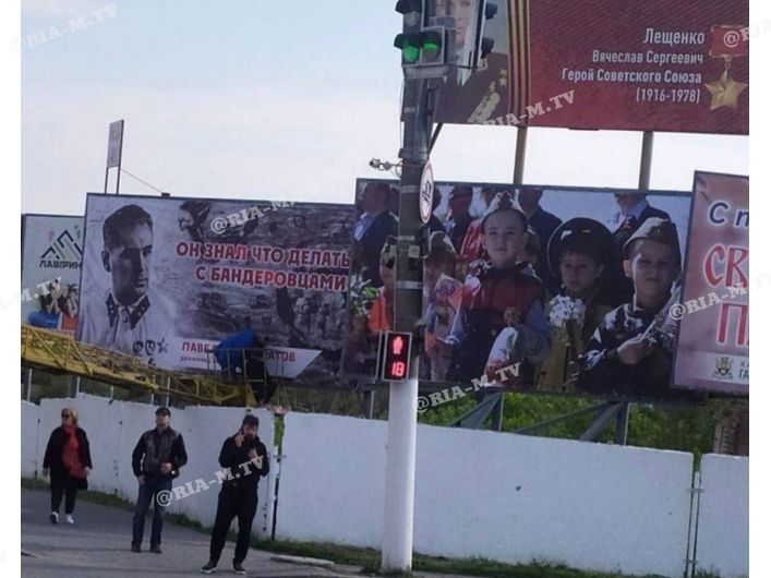 В Мелитополе оккупанты развесили плакаты с угрозами
