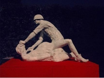 В Польше установили памятник советскому солдату, насилующему женщину