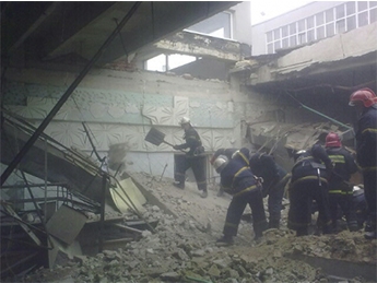 В Луганске обвалилась крыша в столовой предприятия, погибла женщина