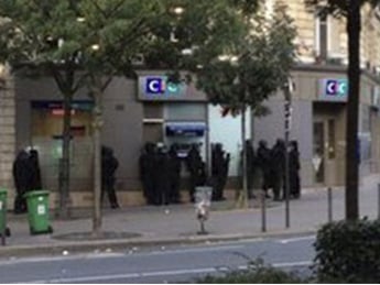 Захвативший заложников в банке Парижа вооруженный мужчина сдался полиции