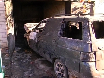 На Н. Мелитополе сгорел автомобиль вместе с гаражом