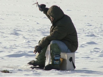 В Крыму запретили рыбалку в местах скопления рыбы до 28 февраля 2014 года