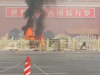На площади Тяньаньмэнь в Пекине джип врезался в толпу и загорелся