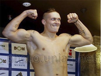 Усик и Узелков выиграли главные бои боксерского вечера в Киеве