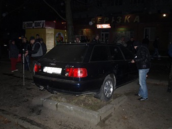 В Тернополе автомобиль въехал в толпу людей на остановке. Три человека травмированы