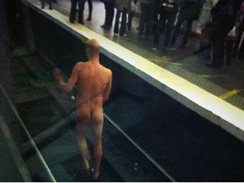 В парижском метро голый мужчина заблокировал движение поездов