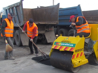 Компания «Параллель» ремонтирует дороги во дворах Мелитополя