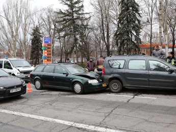 В центре Запорожья столкнулось пять машин.