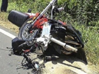 В Запорожье мотоциклист погиб, врезавшись в электроопору