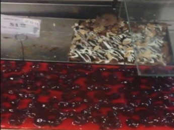 Мышка ела торт прямо в витрине супермаркета (видео)