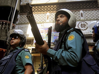 В Бангладеш в ходе антиправительственных акций полицейские убили семь человек