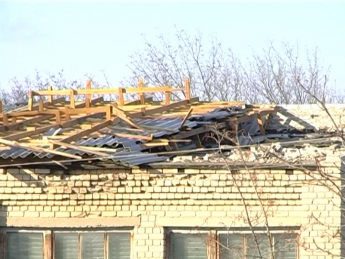 Сильный ветер сорвал крышу в школе, как раз когда дети шли на занятия