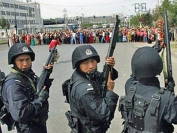 В Китае полиция застрелила 14 участников беспорядков