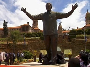 В столице ЮАР открыли самый высокий памятник Нельсону Манделе