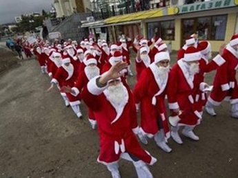 Около тысячи Дедов Морозов прошлись по улицам Ялты