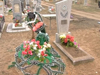 На кладбище к могиле умершего родственника 