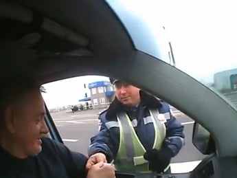 Самый добрый ГАИшник. Мелитопольский инспектор ГАИ дает "взятку" водителю (видео)