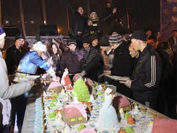 150-и килограммовый торт съели мелитопольцы на площади в новогоднюю ночь