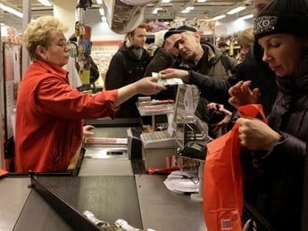 Жители Латвии жалуются на рост цен из-за перехода на евро