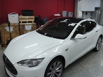 В Украину приехал первый электромобиль Tesla