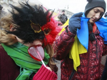 Секс-меньшинства в центре Киева устроили танцы с флагом