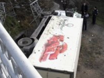 В Севастополе с моста сорвался грузовик с беременной пассажиркой(фото, видео)