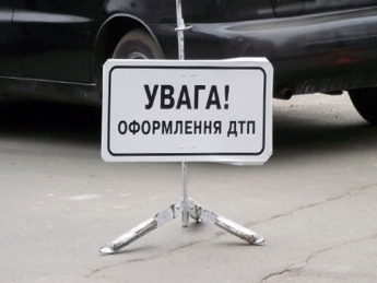 В Киеве иномарка протаранила рекламный щит (видео)