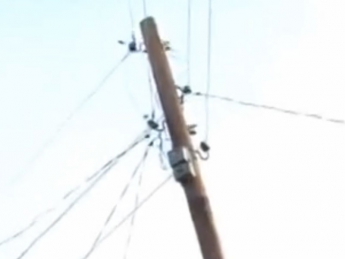 Электрики зло подшутили над абонентами - повесили электросчетчик на верхушке столба (видео)
