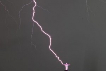 Молния отколола у статуи Христа-Искупителя в Рио-де-Жанейро кончик пальца