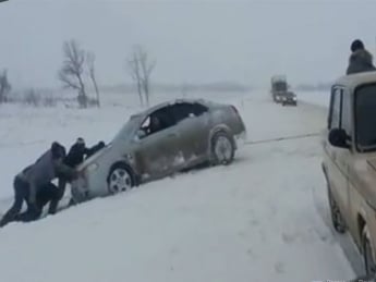 Спасатели на трассе вытаскивают автомобили из снежных заносов