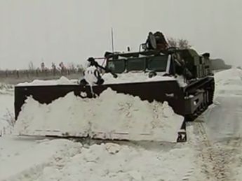 Спасатели сегодня утром вызволяли из снежного плена водителей под Мелитополем (видео)