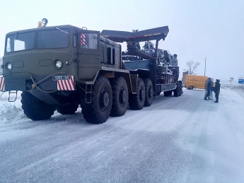 Спасатели сегодня на трассе Ростов-Одесса вытаскивают из заносов грузовики. НОВЫЕ ФОТО