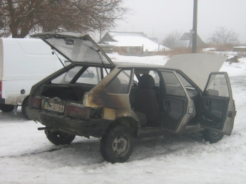 На СТО во время ремонта загорелся автомобиль (фото)