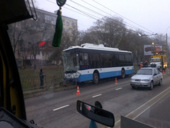Сегодня утром в Симферополе произошло ДТП с участием троллейбуса