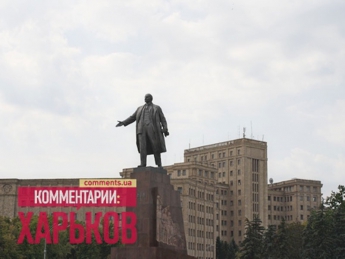 В Изюме «покраснел» памятник Ленину (ВИДЕО)