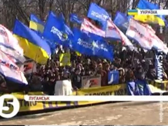В Донецке и Луганске прошли демонстрации в поддержку Президента(видео)