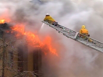 В Мелитополе горит элитный двухэтажный дом (фото, видео)