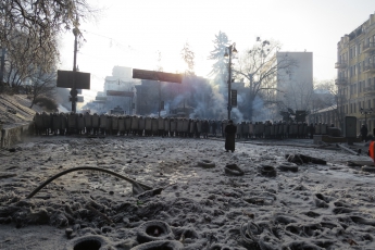 Если Янукович, под нажимом революции, отрекается от власти