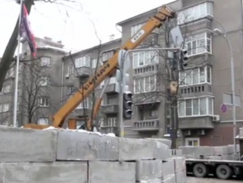 На перекрестке Институтской и Шелковичной разбирают бетонные баррикады (видео)