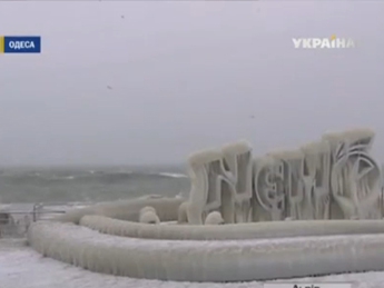 В Одессе из-за небывалого мороза обледенела набережная(видео)
