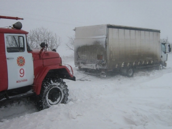 Спасатели вытаскивали грузовики из заноса на запорожской трассе (видео, фото)
