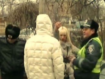В Крыму пьяная блондинка на иномарке сбила двух женщин и устроила скандал (видео)