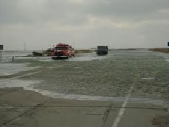 В Херсонской области Азовское море затопило автодорогу