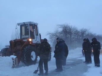 В Мелитопольском районе спасатели продолжают вытаскивать из сугробов кареты «скорой»