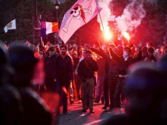 КАМНИ, БУТЫЛКИ, АРМАТУРА – ЭТО НЕ УКРАИНА, А ФРАНЦИЯ. Акция протеста в Париже переросла в беспорядки