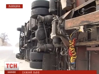 На трассе Киев-Чоп мощнейшый ветер перевернул две фуры(видео)