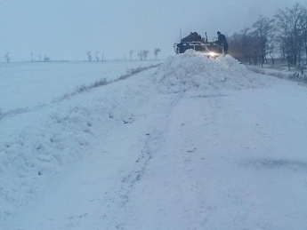 Во время расчистки снега на трассе ни один из автомобилей не пострадал? (видео)