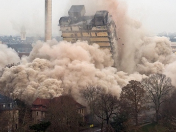 В Германии взорвали 116-метровый небоскреб(видео)