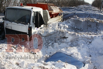 На трассе в запорожской области коммунальщики бросили новый автомобиль в снегу (видео)