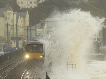 Из-за наводнения на юго-западе Великобритании введен "оранжевый" уровень угрозы(видео)